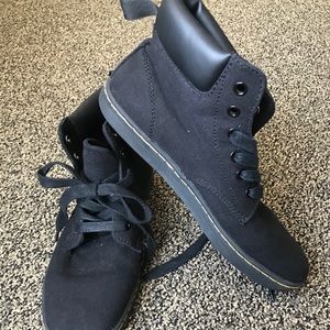 Size 9 Women’s Dr Marten Marley Padded Collar Boot